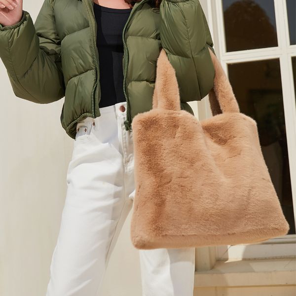 evening bags fashion faux fur large tote bag designer fluffy plush women handbags casual simple warm winter big shopper purses 2023 230826
evening bags fashion faux fur large tote bag designer fluffy plush women handbags casual simple warm winter big shopper purses 2023 230826