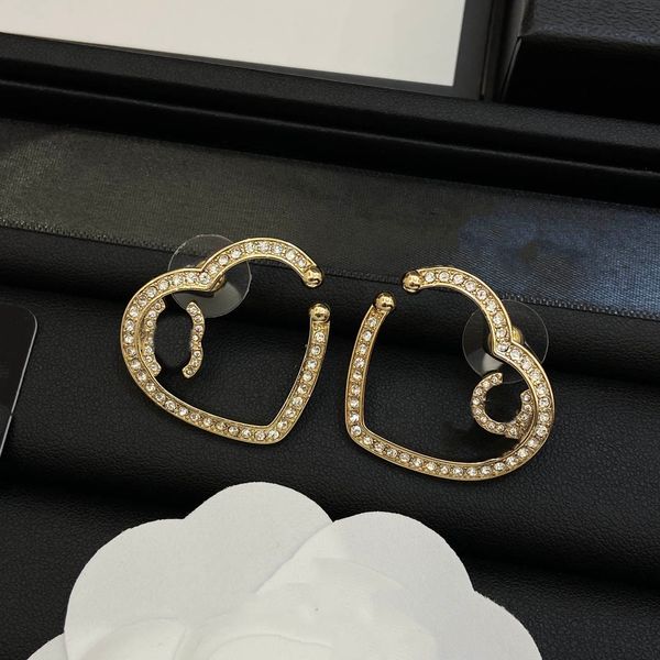 2023 latest autumn/winter gold stud earring ccity woman luxury designer jewelry women c logo hoop crystal earrings 34, Golden;silver
2023 latest autumn/winter gold stud earring ccity woman luxury designer jewelry women c logo hoop crystal earrings 34, Golden;silver