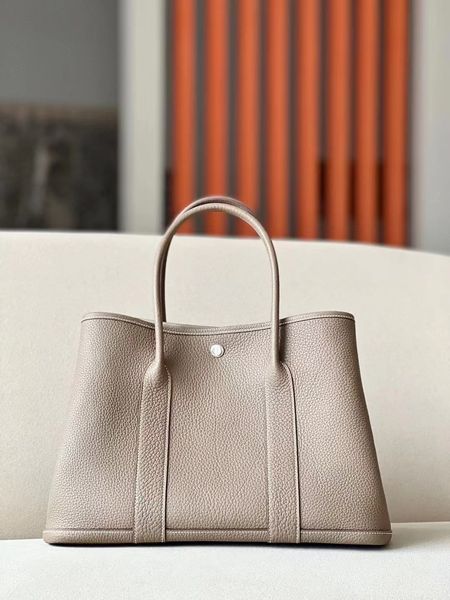 classic tote bag commuter bag garden bag of good quality, large-capacity designer messenger bag fashion handbag bucket bag rural women'
classic tote bag commuter bag garden bag of good quality, large-capacity designer messenger bag fashion handbag bucket bag rural women'
