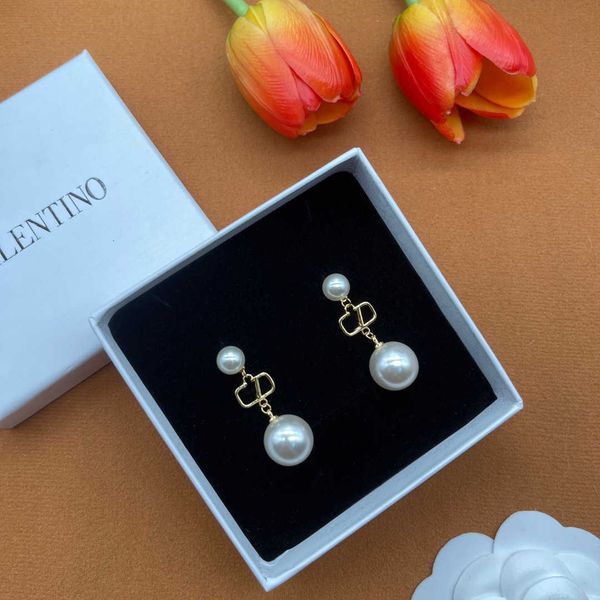designer earrings valentino luxury size pearl v-shaped with high sense small and medium french design temperament earrings with silver acces, Golden;silver
designer earrings valentino luxury size pearl v-shaped with high sense small and medium french design temperament earrings with silver acces, Golden;silver