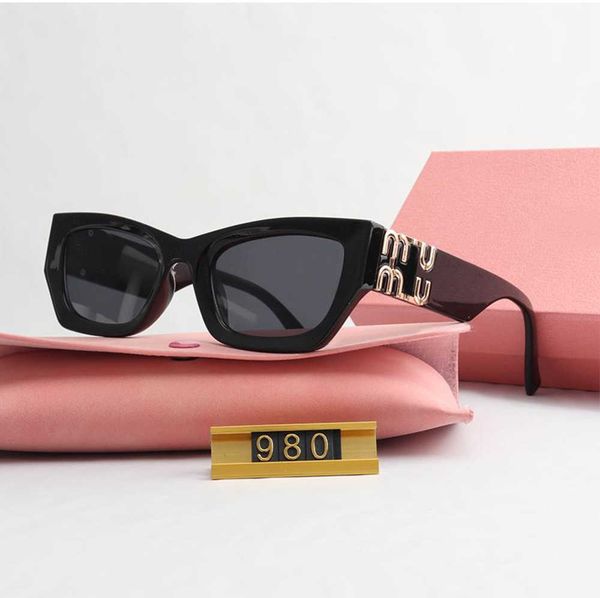 fashion designer sunglass simple sunglasses for women men classic brand sun glass with letter goggle adumbral 7 color option eyeglasses, White;black
fashion designer sunglass simple sunglasses for women men classic brand sun glass with letter goggle adumbral 7 color option eyeglasses, White;black