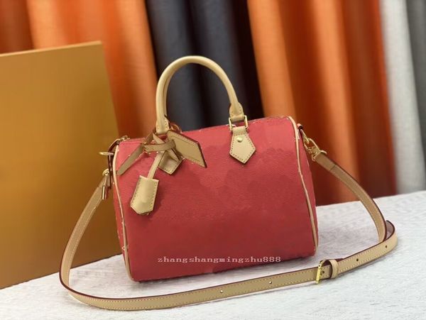 luxury red women's shoulder bag have safety locks hardware luggage tags key tags soft leather casual large bag fashion tote bag messeng
luxury red women's shoulder bag have safety locks hardware luggage tags key tags soft leather casual large bag fashion tote bag messeng