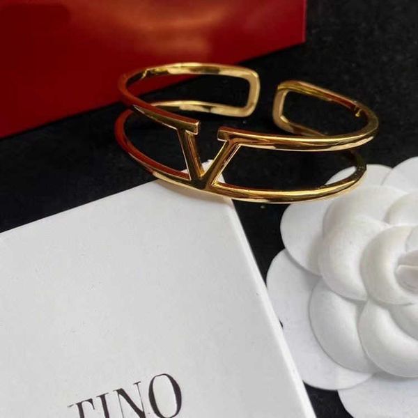 designer adjustable bracelet valentino luxury new v-letter open brass material fashion versatile bracelet valentine's day gifts fashion, Golden;silver
designer adjustable bracelet valentino luxury new v-letter open brass material fashion versatile bracelet valentine's day gifts fashion, Golden;silver