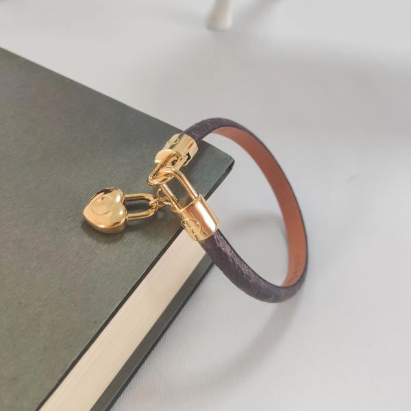 bracelet designer for women designer bracelet luxury feeling high-end fashion leather bracelet 18k gold-plated titanium pendant bracelet hol, Golden;silver
bracelet designer for women designer bracelet luxury feeling high-end fashion leather bracelet 18k gold-plated titanium pendant bracelet hol, Golden;silver