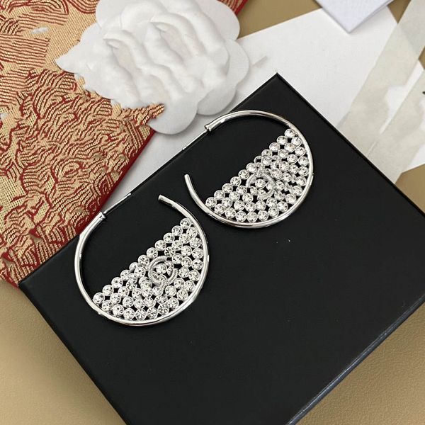 2023 latest autumn/winter gold stud heart-shaped earring ccity woman luxury designer jewelry women c logo hoop crystal earrings 55, Golden;silver
2023 latest autumn/winter gold stud heart-shaped earring ccity woman luxury designer jewelry women c logo hoop crystal earrings 55, Golden;silver