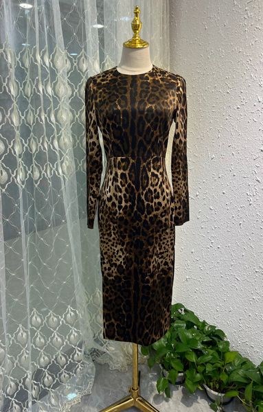italian designer, new autumn 2023, leopard print stretch satin silk waist up dress, Black;gray
italian designer, new autumn 2023, leopard print stretch satin silk waist up dress, Black;gray
