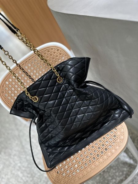 quilted pattern shopping bag, the large tote feels too gentle, and can be easily paired to make it stand out
quilted pattern shopping bag, the large tote feels too gentle, and can be easily paired to make it stand out