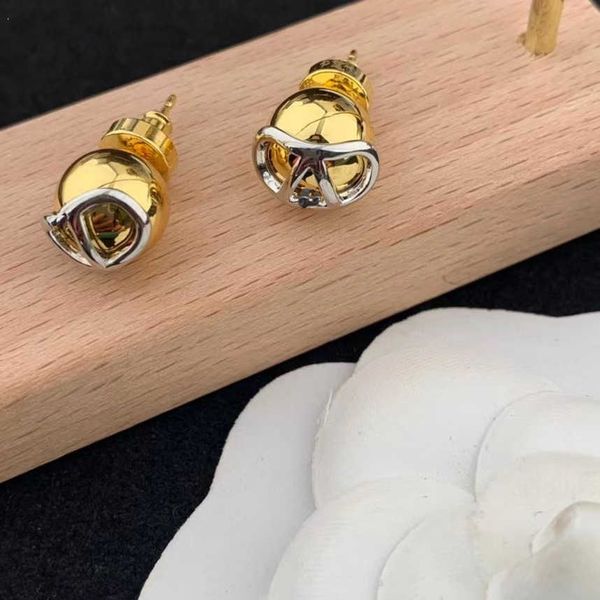 Designer Earrings Valentino Luxury Top Fashionable minimalist style dual color small circular set with letter brass plated material earrings Accessories Jewelry
Designer Earrings Valentino Luxury Top Fashionable minimalist style dual color small circular set with letter brass plated material earrings Accessories Jewelry