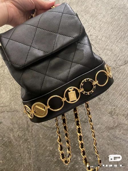 2 3 b shoulder bag women's leather chain imported calfskin material gold logo decoration is fashionable
2 3 b shoulder bag women's leather chain imported calfskin material gold logo decoration is fashionable