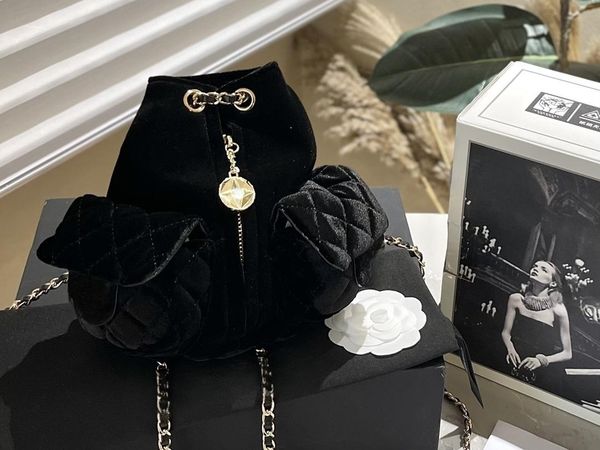 mini backpack, paired with velvet, is perfect for this season, instantly filling up with a retro atmosphere
mini backpack, paired with velvet, is perfect for this season, instantly filling up with a retro atmosphere
