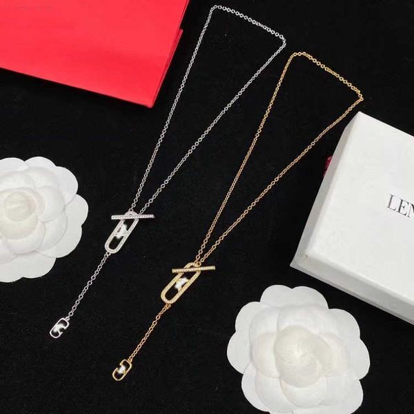 

designer necklace valentino luxury o-shaped chain v letter rhinestone new brass material premium sweater chain valentine's day gifts ac, Silver