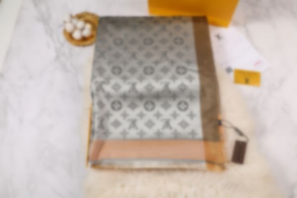 fashion cashmere designer scarf double-sided and double-color warm autumn and winter scarf designers versatile style, Blue;gray
fashion cashmere designer scarf double-sided and double-color warm autumn and winter scarf designers versatile style, Blue;gray