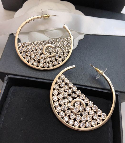 2023 latest autumn/winter gold stud heart-shaped earring ccity woman luxury designer jewelry women c logo hoop crystal earrings 545, Golden;silver
2023 latest autumn/winter gold stud heart-shaped earring ccity woman luxury designer jewelry women c logo hoop crystal earrings 545, Golden;silver