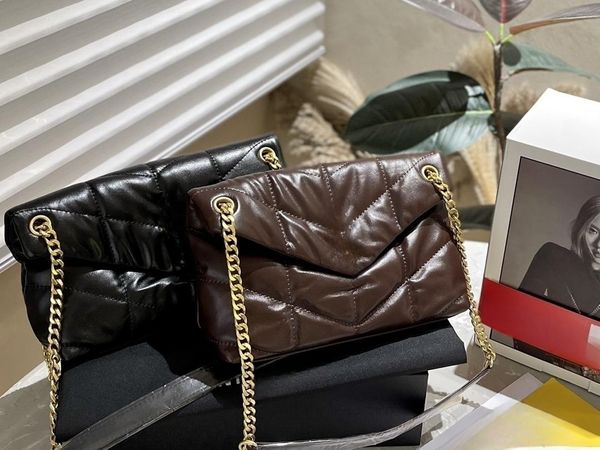 the combination of cloud bag and black series is very suitable for this season, and the retro atmosphere is instantly filled
the combination of cloud bag and black series is very suitable for this season, and the retro atmosphere is instantly filled