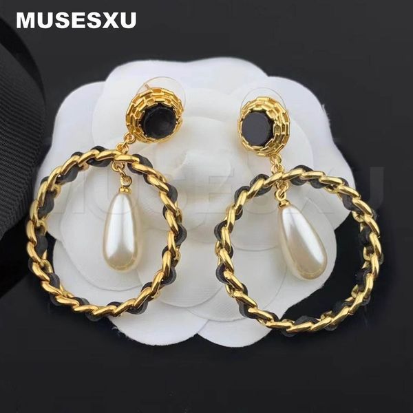 huggie 2022 jewelry luxury retro brand leather gold circle white pearl pendant inlaid black stone earrings for women's party gift, Golden;silver
huggie 2022 jewelry luxury retro brand leather gold circle white pearl pendant inlaid black stone earrings for women's party gift, Golden;silver