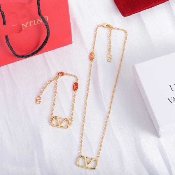 designer necklace valentino luxury o-shaped chain v-letter pendant made of brass material and small design sweater chain accessories jewelry, Silver
designer necklace valentino luxury o-shaped chain v-letter pendant made of brass material and small design sweater chain accessories jewelry, Silver