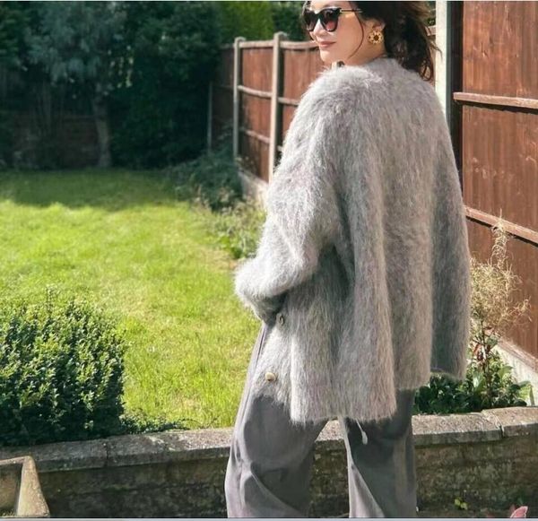 23-tote/me plush sweater women's cardigan long sleeved loose fit v-neck sweater jacket soft glutinous autumn and winter style, White;black
23-tote/me plush sweater women's cardigan long sleeved loose fit v-neck sweater jacket soft glutinous autumn and winter style, White;black