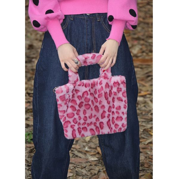 evening bags winter soft warm faux fur bag fashion leopard and zebra printten plush handbag female chain messenger bag fluffy tote 230826
evening bags winter soft warm faux fur bag fashion leopard and zebra printten plush handbag female chain messenger bag fluffy tote 230826
