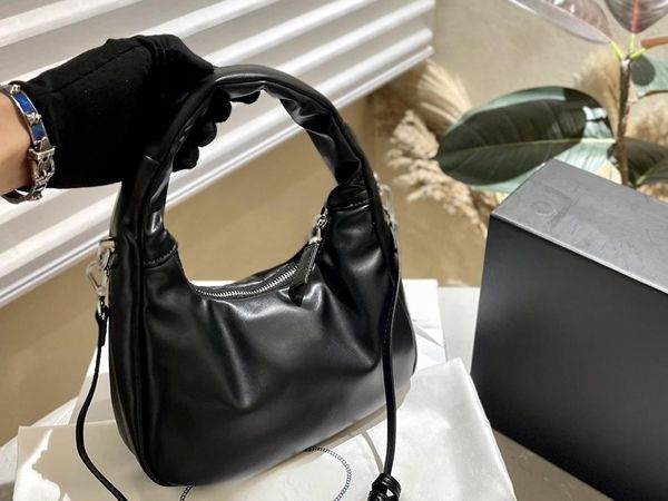 sheepskin carrying crossbody bag, comfortable to handle, as soft as baby skin.
sheepskin carrying crossbody bag, comfortable to handle, as soft as baby skin.