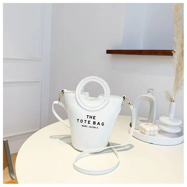 2023 autumn new light luxury lazy wind american candy color letters bright single shoulder bag handbag oblique cross bag 04
2023 autumn new light luxury lazy wind american candy color letters bright single shoulder bag handbag oblique cross bag 04
