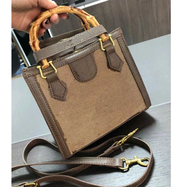 2023 new women's bag fashion trend bamboo joint bag small square bag letter printing one shoulder diagonal straddle bag
2023 new women's bag fashion trend bamboo joint bag small square bag letter printing one shoulder diagonal straddle bag
