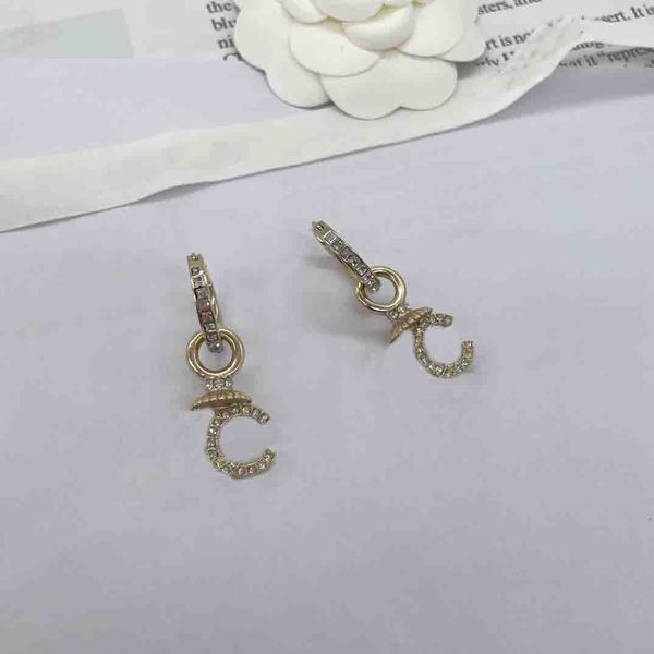2023 luxury quality charm drop earring with diamond and words design in 18k gold plated have box stamp ps7538b, Golden
2023 luxury quality charm drop earring with diamond and words design in 18k gold plated have box stamp ps7538b, Golden