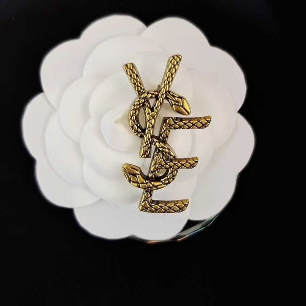 

Designer Brooch SL Luxury Top Wind Snake Pattern Personalized Versatile Fashion jewelry Coat Pin Suit Shirt Neckpin Alloy Valentine's Day gifts Accessories Jewelry
