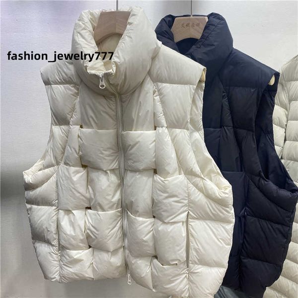 90 white duck down sleeveless standing collar 2022 autumn/winter new down loose personalized vest coat for women, Black;white
90 white duck down sleeveless standing collar 2022 autumn/winter new down loose personalized vest coat for women, Black;white