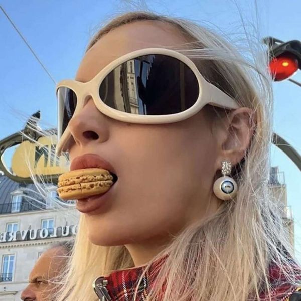 fashion girl personality super eyeglass large rim catwalk light sunglasses ins, White;black
fashion girl personality super eyeglass large rim catwalk light sunglasses ins, White;black