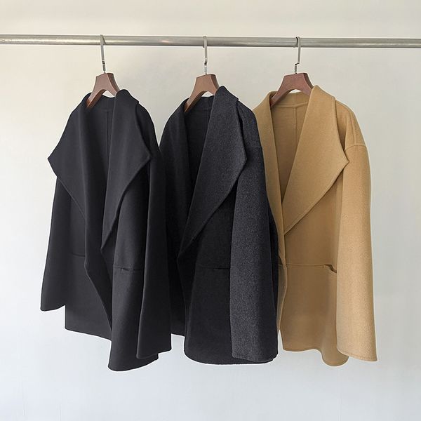 toteme large lapel short double faced woolen coat with wool and cashmere blended fabric, Black
toteme large lapel short double faced woolen coat with wool and cashmere blended fabric, Black
