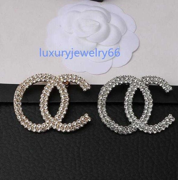 23ss 2color luxury brand designer letters brooches small sweet wind gold plated brooch suit pin crystal pearl fashion jewelry accessorie mar, Gray
23ss 2color luxury brand designer letters brooches small sweet wind gold plated brooch suit pin crystal pearl fashion jewelry accessorie mar, Gray