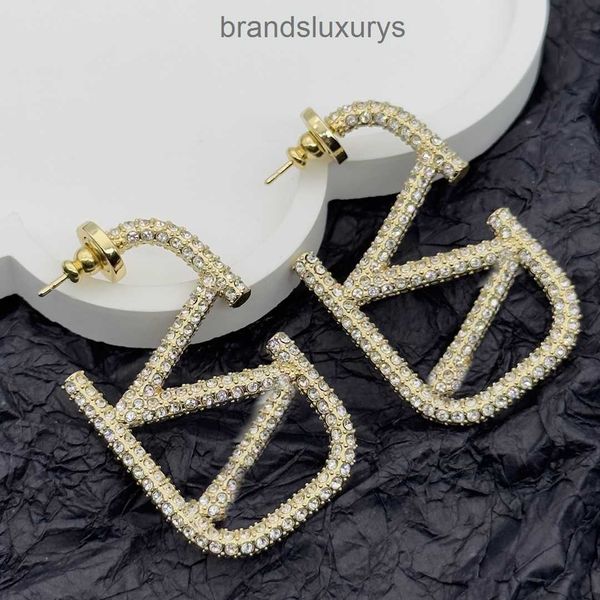 popular multi colors earrings designer for women stud luxury gold heart shape pearl crystal valentinosity gold double v letter jewelry class, Golden;silver
popular multi colors earrings designer for women stud luxury gold heart shape pearl crystal valentinosity gold double v letter jewelry class, Golden;silver