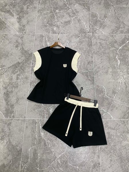 women's two-piece pants round neck contrasting u-shaped design and elastic shorts, White
women's two-piece pants round neck contrasting u-shaped design and elastic shorts, White