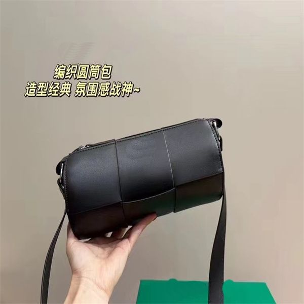 2023 new leather woven cylinder bag mini handbag mobile phone bag one shoulder diagonal bag designer lunch bag multifunctional classic atmos
2023 new leather woven cylinder bag mini handbag mobile phone bag one shoulder diagonal bag designer lunch bag multifunctional classic atmos
