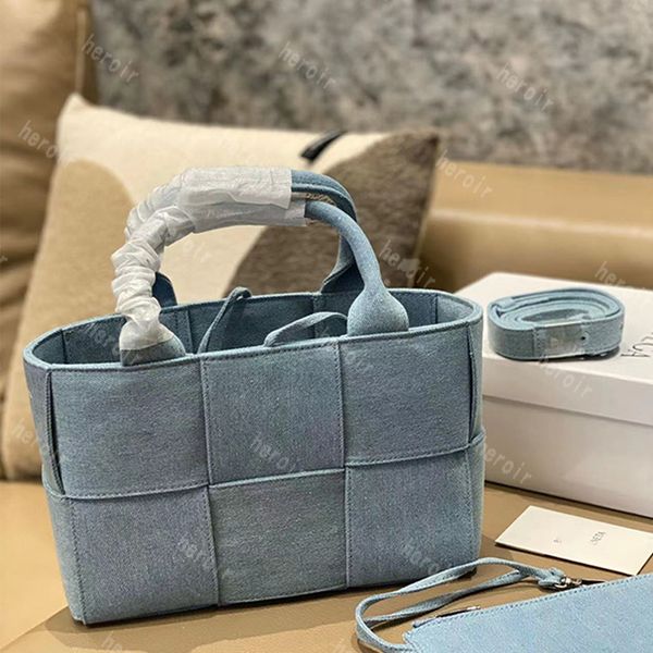 arco shoulder bags intreccio handl bag denim canvas single detachable zipped pocket weave smooth fashion trend simple luxurys women tote bag
arco shoulder bags intreccio handl bag denim canvas single detachable zipped pocket weave smooth fashion trend simple luxurys women tote bag