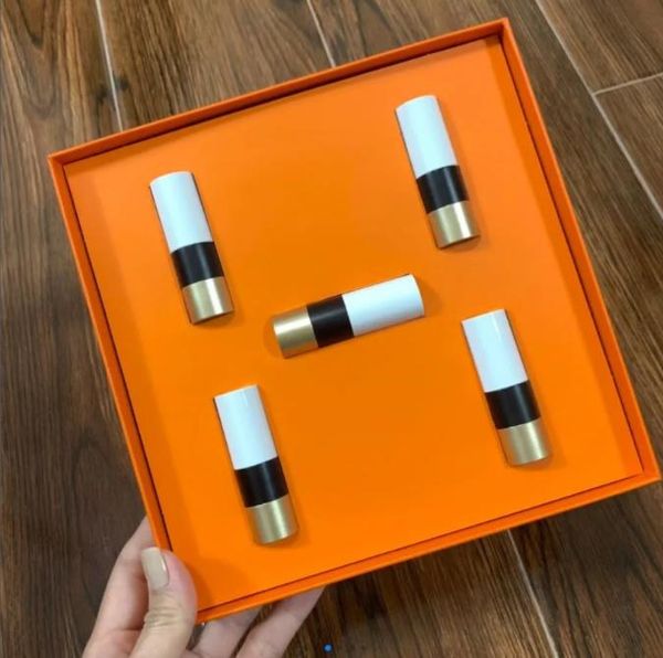 new lipstick box venye exclusive par les depositares agrees color 21/33/75/68/85 1.5g*5pcs kit makeup
new lipstick box venye exclusive par les depositares agrees color 21/33/75/68/85 1.5g*5pcs kit makeup