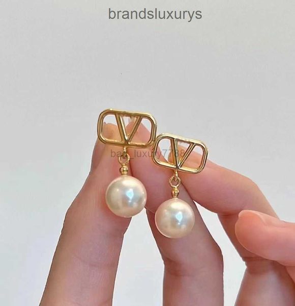 women fashion designer stud earrings white pearl simple style brass engagement earring, Golden;silver
women fashion designer stud earrings white pearl simple style brass engagement earring, Golden;silver