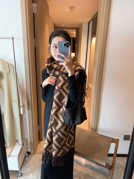 2023 Echarpe echarpe Women Cashmere Designer Men Autumn/winter Outdoor Warm Scarf Shawl Classic Brown Khaki Grey 5 Colors Comfor
2023 Echarpe echarpe Women Cashmere Designer Men Autumn/winter Outdoor Warm Scarf Shawl Classic Brown Khaki Grey 5 Colors Comfor