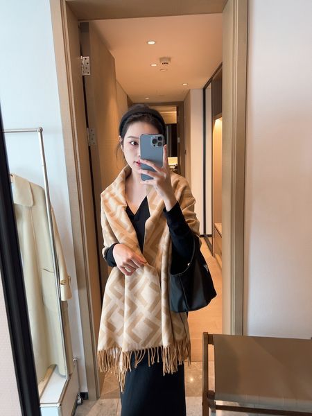 2023 Echarpe Echarpe Women Cashmere Designer Men Autumn/winter Outdoor Warm Scarf Shawl Classic Brown Khaki Grey 5 Colors Comfor Scarf
2023 Echarpe Echarpe Women Cashmere Designer Men Autumn/winter Outdoor Warm Scarf Shawl Classic Brown Khaki Grey 5 Colors Comfor Scarf