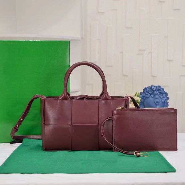 2023 new woven mini tote bags underarm bag shoulder bag designer bento bag multifunctional classic leather handbag mother and child bag mode
2023 new woven mini tote bags underarm bag shoulder bag designer bento bag multifunctional classic leather handbag mother and child bag mode