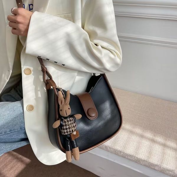 designer bag retro casual small square bag, fashionable and versatile shoulder bag, crossbody bag with small pendant tote bag
designer bag retro casual small square bag, fashionable and versatile shoulder bag, crossbody bag with small pendant tote bag