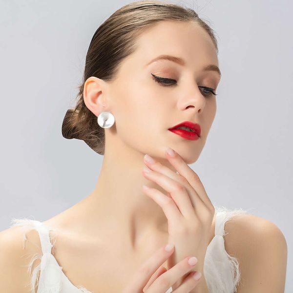 designer's selling exquisite earrings, fashionable half twisted brushed and versatile, simple and short earrings, niche design,, Golden
designer's selling exquisite earrings, fashionable half twisted brushed and versatile, simple and short earrings, niche design,, Golden