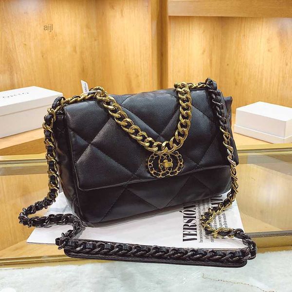 xiaoxiangfeng bag 2023 new postman soft face premium oil wax lingge chain crossbody
xiaoxiangfeng bag 2023 new postman soft face premium oil wax lingge chain crossbody
