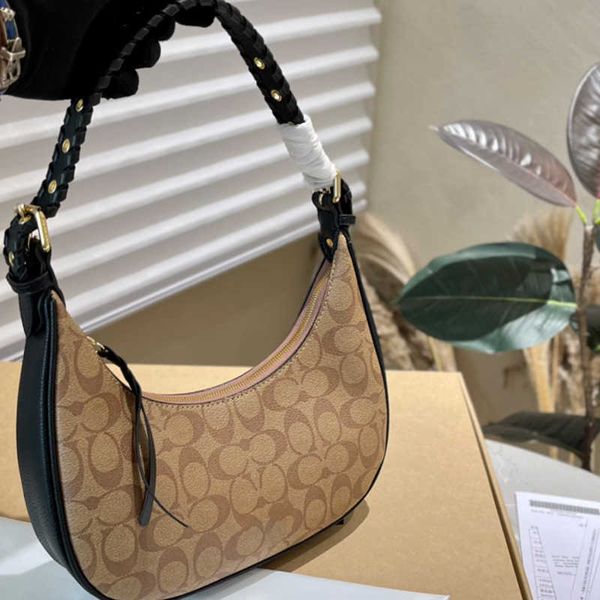 classic half moon underarm bags designer braided shoulder strap evening bag 7a leather handbag fashion female purse 230828
classic half moon underarm bags designer braided shoulder strap evening bag 7a leather handbag fashion female purse 230828