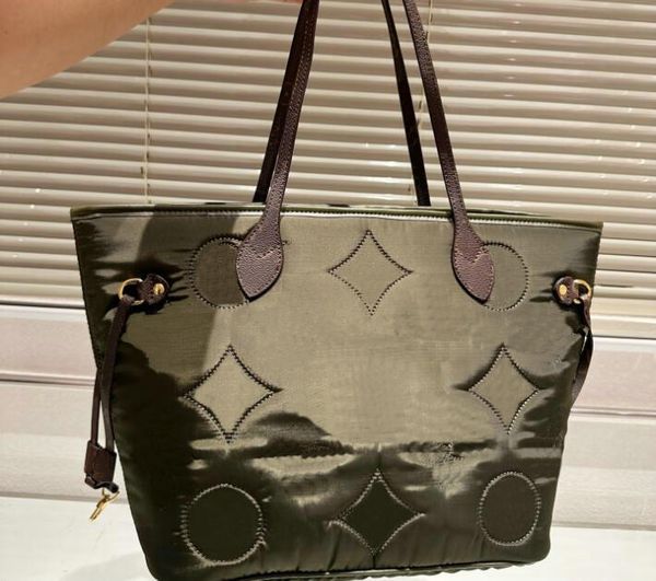 designer totes handbag wallet fashion leather messenger shoulder winter down handbag women bags high capacity composite shopping bags
designer totes handbag wallet fashion leather messenger shoulder winter down handbag women bags high capacity composite shopping bags