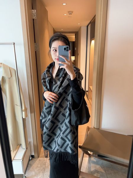 Echarpe scarf designer Women Scarves 2023 Cashmere Designer Men Autumn/winter Outdoor Warm Scarf Shawl Classic Brown Khaki Gr
Echarpe scarf designer Women Scarves 2023 Cashmere Designer Men Autumn/winter Outdoor Warm Scarf Shawl Classic Brown Khaki Gr