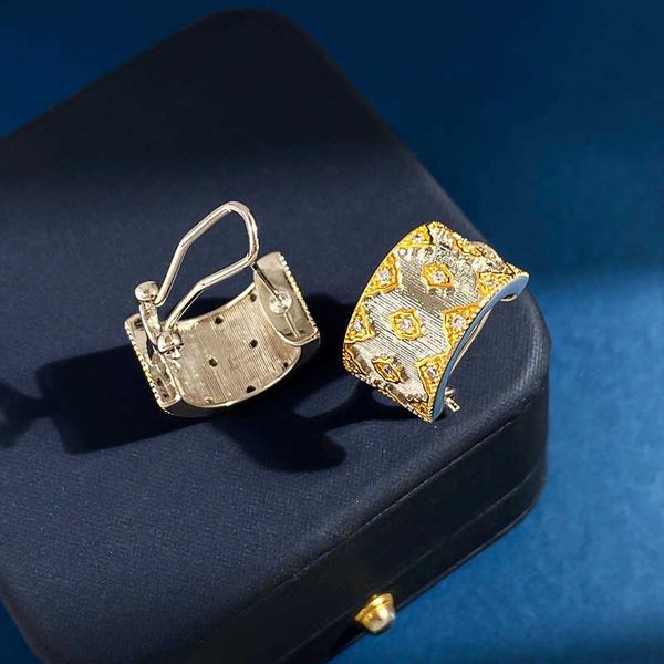 Designer Buccellati Earrings Luxury Top 18K Gold Plated Earclap Textured Fabric Carved Pattern and Diamond Inlaid Dual Color C-shaped Earrings Accessories Jewelry
Designer Buccellati Earrings Luxury Top 18K Gold Plated Earclap Textured Fabric Carved Pattern and Diamond Inlaid Dual Color C-shaped Earrings Accessories Jewelry