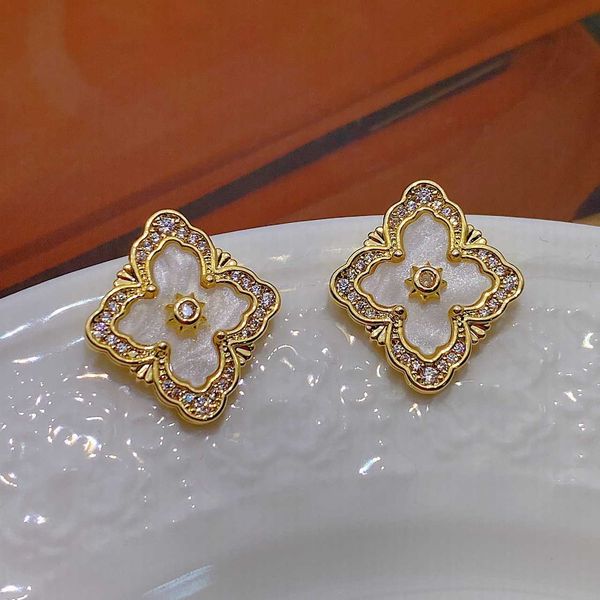 Designer Buccellati Ear Studs Luxury Top Four Leaf Grass Fritillaria Italian Buchela Craft Earrings High Grade Earrings Silver Needle Female Accessories Jewelry
Designer Buccellati Ear Studs Luxury Top Four Leaf Grass Fritillaria Italian Buchela Craft Earrings High Grade Earrings Silver Needle Female Accessories Jewelry