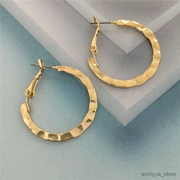 charm new simple degine earrings gold color hammered surface small earrings for women casual jewelry female wholesale r230829, Golden
charm new simple degine earrings gold color hammered surface small earrings for women casual jewelry female wholesale r230829, Golden