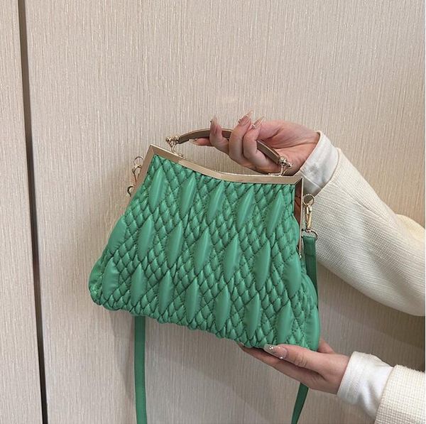 Factory wholesale women shoulder bags this year's popular sewing plaid handbag elegant atmosphere solid color retro leather bag street trend rhombic handbags 105#, Black
Factory wholesale women shoulder bags this year's popular sewing plaid handbag elegant atmosphere solid color retro leather bag street trend rhombic handbags 105#, Black
